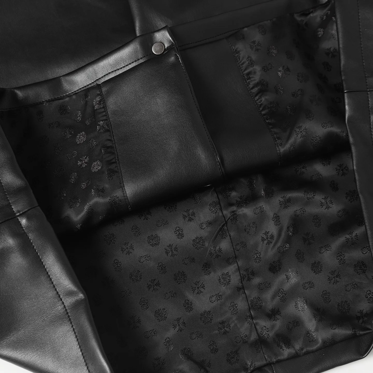 P540 Chrome Heart*/Chrome Heart Hardware Cross Leather Snap Button Jacket Originally purchased for 84,300, the fabric is made of black pebbled two-layer cowhide, customized silk jacquard logo lining, embroidery is processed by TAJIMA machine, patch embroidery technology, imported template machine shape on the back, customized genuine leather trademark, customized genuine leather size, customized 5.8cm metal logo mark, customized 18mm four-button buckle, customized 18mm two-button button, a full set of three-label accessories, exclusively produced.  Size：S/M/L/XL